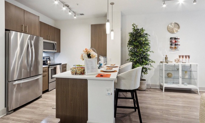 Logan Square Apartment | stylish & contemporary city home w/ parking,WiFi, W/D included.