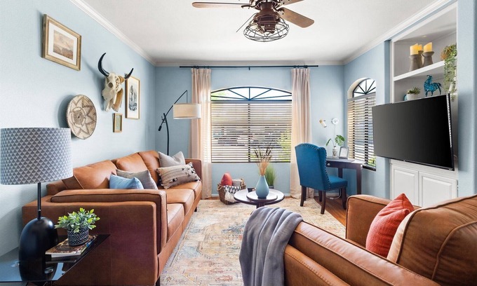 North Scottsdale Condo | Stylish First-Floor Condo w/Pool, Gym, Parking, King Bed & Trails + Pickleball