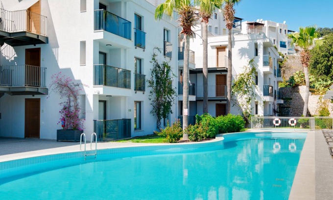 Bodrum City Center Apartment | Stylish Flat w Pool n Balcony 5 min to Beach
