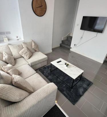 Coventry House | Stylish home Sleeps 4 Close to CBS Arena & City Centre with Garden