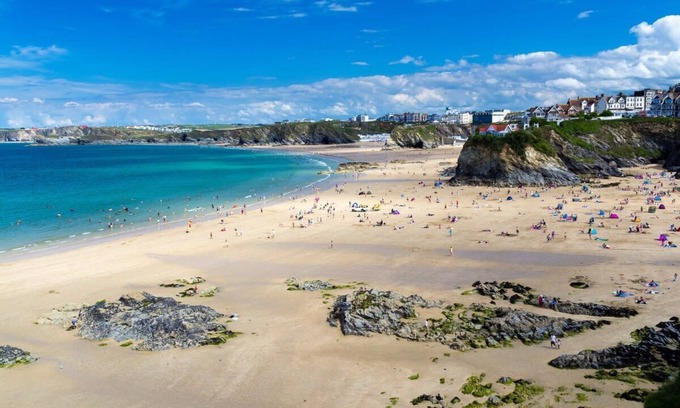 Newquay House | Stylish Home with Private Parking & Garden