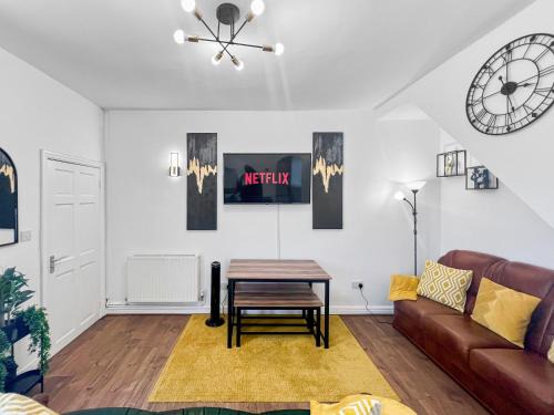 Stoke-on-Trent House | Stylish House Near Hospital with Free Parking