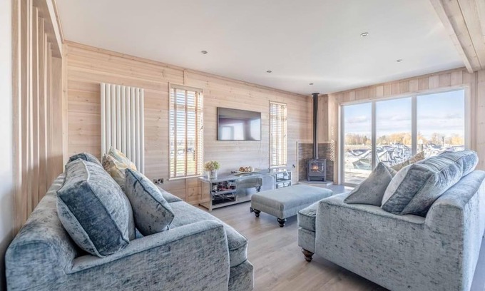 Windsor House | Stylish Lodge At Windsor Racecourse Marina