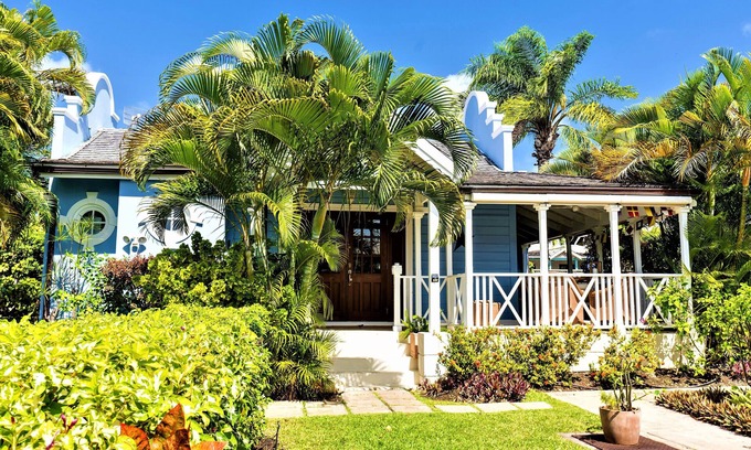 Porters Villa | Stylish luxury traditional-style poolside villa nr. beach. Two ensuite bedrooms.