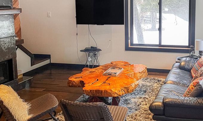 Cle Elum Cabin | Stylish & Modern Cabin near Creek & Town with Fireplace & Shared Grill Area