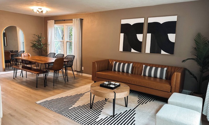 Sioux Falls House | Stylish & Modern Sleeps 10 Cornhole+PingPong Minutes to Most!