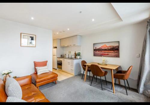 Auckland Central Business District Apartment | Stylish Modern Unit w Balcony and Pool Zodiak Stays