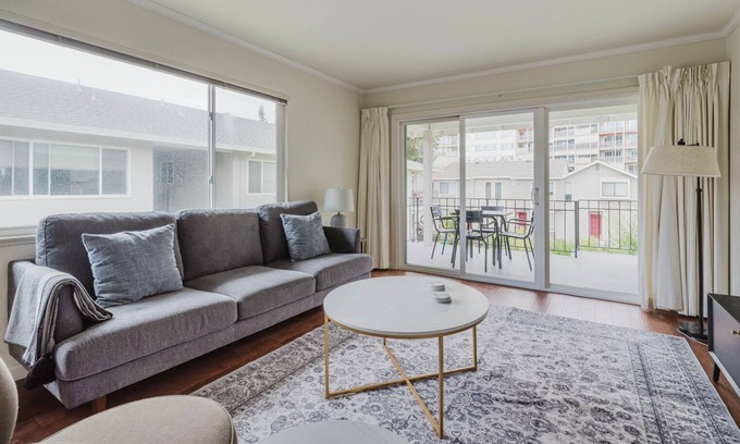 University South Apartment | Stylish Palo Alto 2BR w/Balcony, Courtyard & W/D
