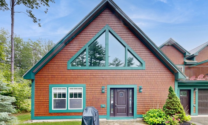Cranmore Birches Condo | Stylish Retreat Near Town & Slopes W/Stone Fireplace, Game Room & Fast WiFi