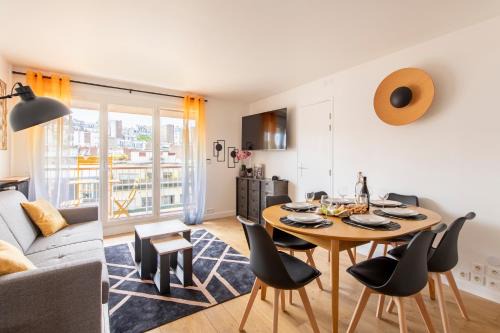 Quartier des Grandes-Carrieres Apartment | Stylish Stay - Balcony & Amazing View - Montmartre