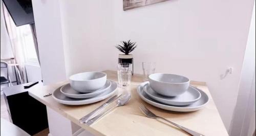 Chelsea Riverside Apartment | Stylish Studio in London by Stayfolk, Ideal for Short Stays - Sleeps 2