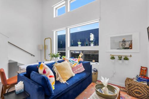 East Cesar Chavez Apartment | Stylish Studio w Loft Bedroom