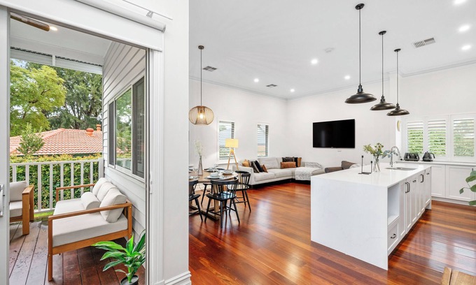 Bayswater House | Stylish Suburban Getaway: Spacious & BBQ in Bayswater