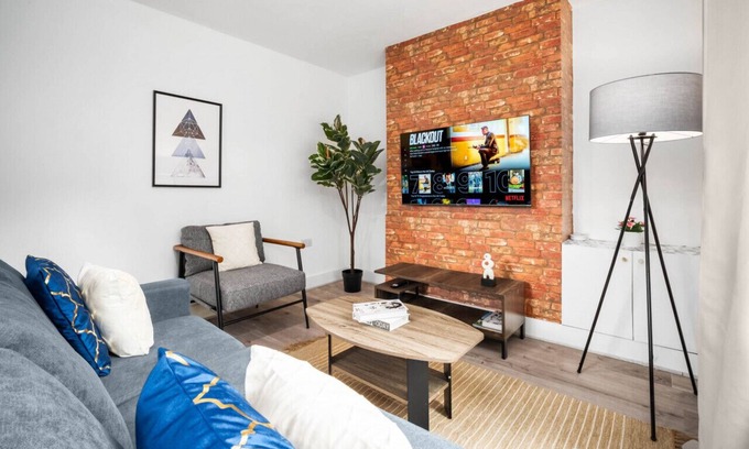 Birmingham House | Stylish Three Bed House - Parking - Garden