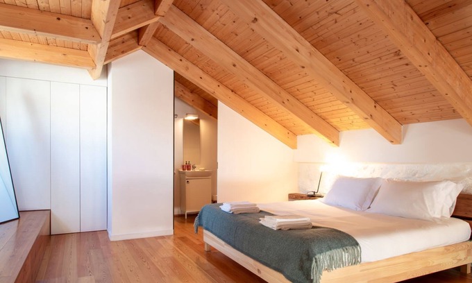 Paranhos House | Stylish Triplex Home by LovelyStay
