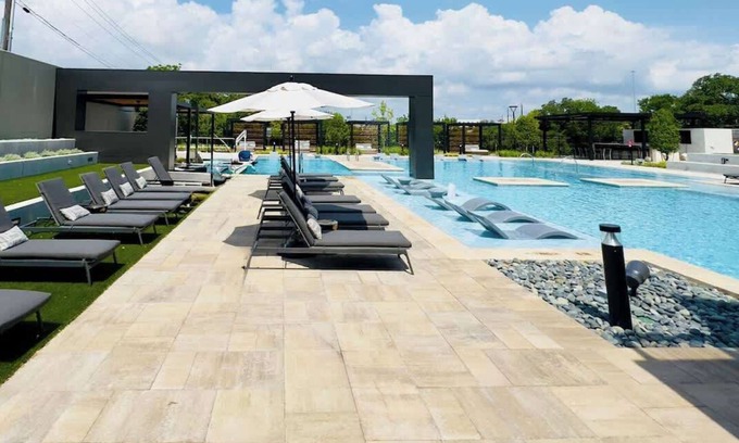 McNeil Apartment | Stylish Vibrant Unit Near Domain | Pool & Gym