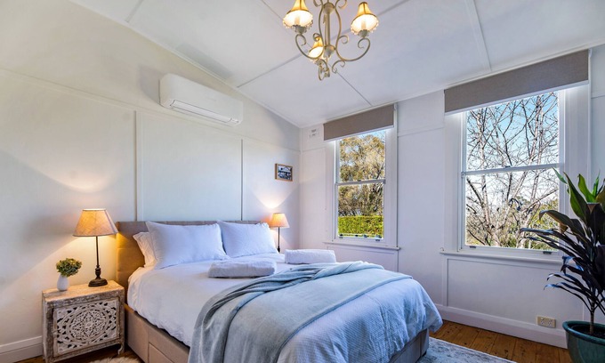 Bundanoon Cottage | Stylishly charming 2 bedroom country retreat - 300m from village