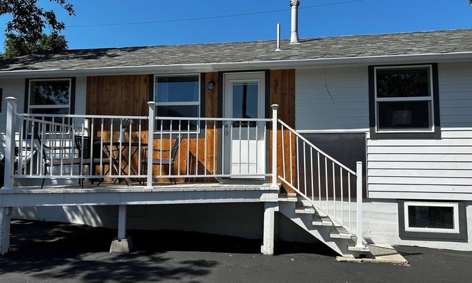 Helena Apartment | Suite 31 - Private Porch Suite