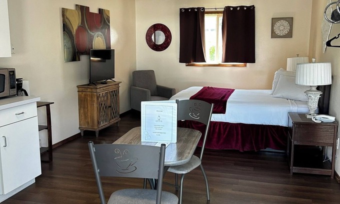 Helena Apartment | Suite 33 - Queen Suite W/Walk-In Shower