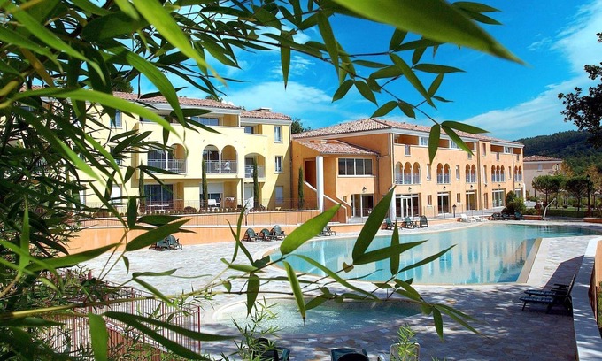 Greoux-les-Bains Condo | Suite Equipée | Accès 3 Piscines + Bain à Remous!