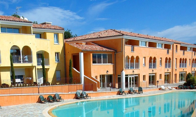 Greoux-les-Bains Condo | Suite Equipée | Accès 3 Piscines + Bain à Remous!