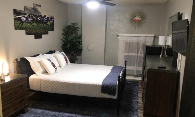 Smoketown Jackson House | Suite near downtown Louisville, KY - Suite XI