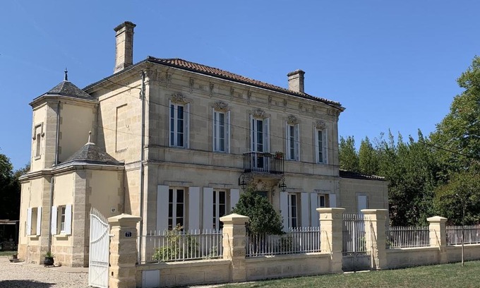 Ambares-et-Lagrave Bed & Breakfast | Suite privative Abella - Aile de maison bourgeoise