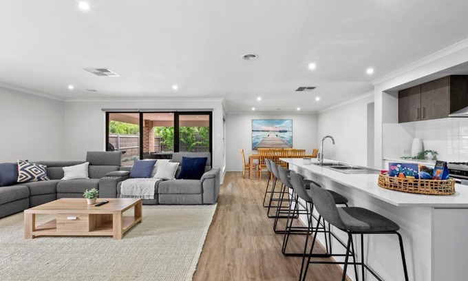 Armstrong Creek House | Summer Breeze - 10 mins to Barwon Heads & Torquay!