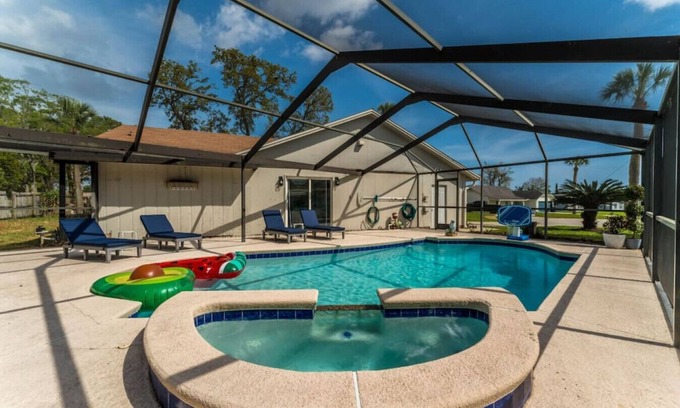 Holiday Harbors House | Summer Breeze - Heated Pool - 4 min to Mayo