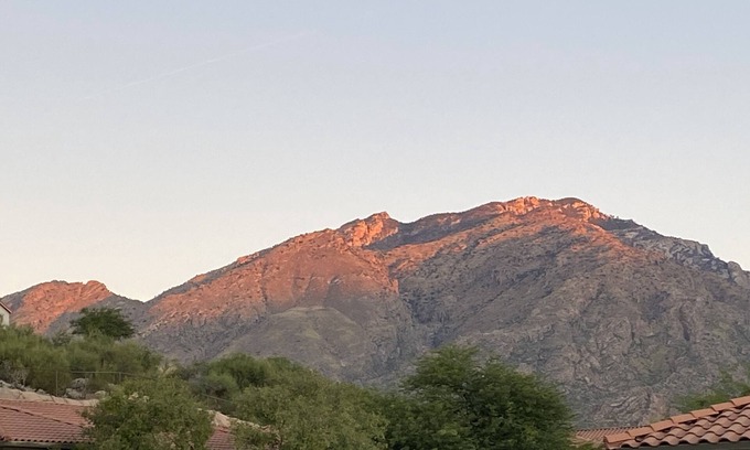 Tucson Condo | Summer discount!, two pools, gym & near hiking! Mountain View’s!
