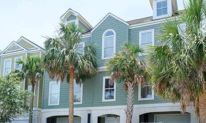 Isle of Palms House | Summer Dunes Lane 2- Updated Wild Dunes 5BR Home with Partial Ocean View!