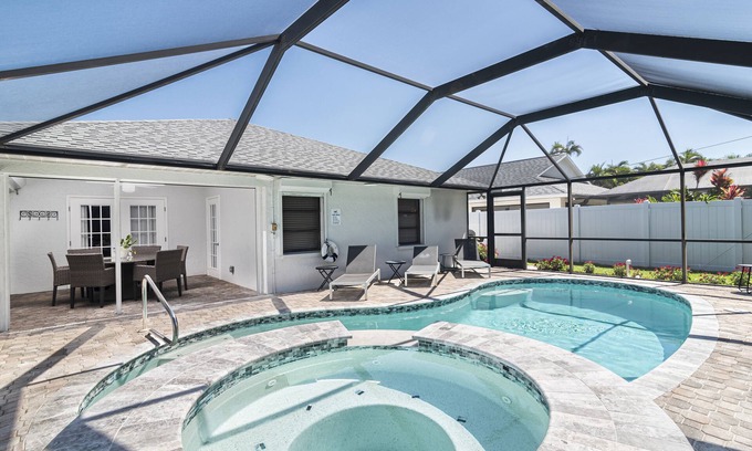 Naples Park House | SUMMER PROMO! Designer House, Heated Pool & Spa, close to beaches, FREE Bikes