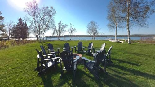 Ponshewaing House | Summerside Cape on Crooked Lake -Waterfront-Sunsets-Sleeps 12