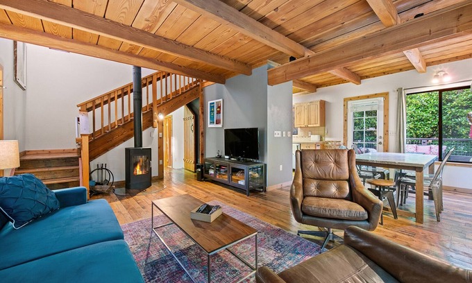 Guerneville Cabin | Summerwood ~ Charming, Hot Tub, Family-Friendly Cabin! Walk to Town!