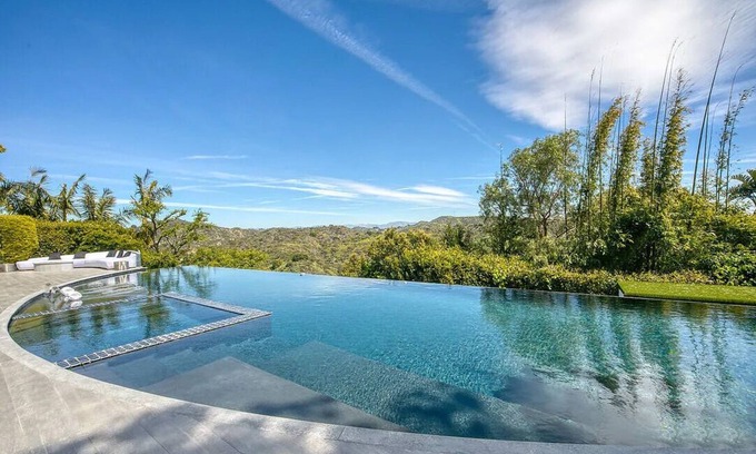 Bel Air House | Summit Serenity: Modern Luxury