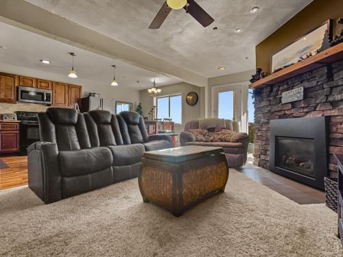 Snowshoe Apartment | Summit205C Across From Village Sleep 10 VIEWS WiFi Fireplace