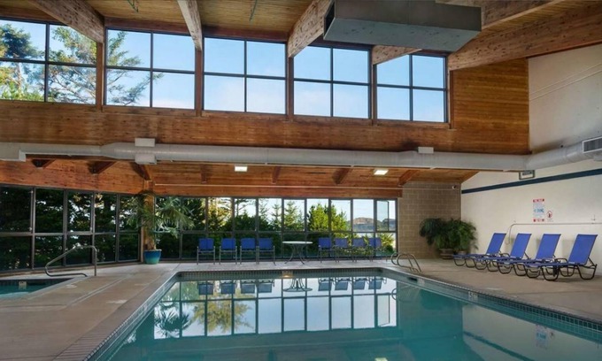 Newport House | Sun and Sand! Hillside View, Indoor Swimming Pool, Free Parking!