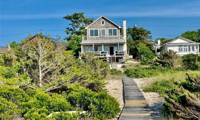 Peconic House | Sun-Filled 4-BR Home, North Fork - amid Dunes, Beach & Spectacular Sunsets. 3-BA