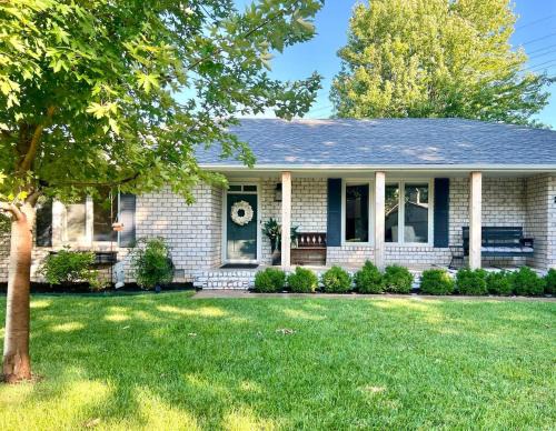 Hutchinson House | Sunlit Maple Inn-Rest Awaits You