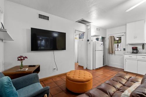 Camelback East Apartment | Sunlit Palm Cottage in Uptown Phoenix