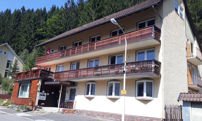 Wildemann Apartment | Sunny 2 Bedroom apartment with balcony sleeps 6