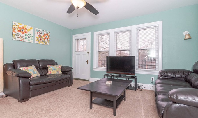 Allmendinger Heights Apartment | Sunny, 2Br flat, minutes from Big House