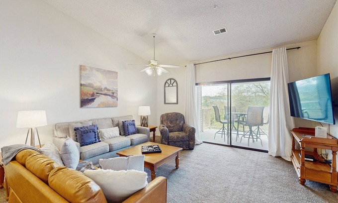 Branson Condo | Sunny Branson condo with vaulted ceilings, private patio, and resort-style pools