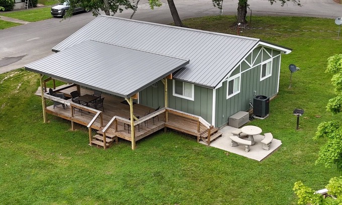 Sloans Valley Cottage | Sunny Daze Cottage 3 bedroom covered deck resort boat dock pool firepit arcade