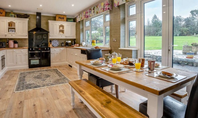 Llanrhidian House | Sunny Marshes in the beautiful Swansea