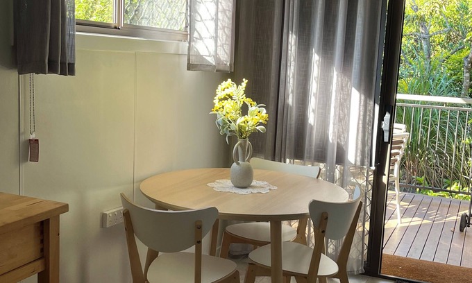Daisy Hill Villa | Sunny, modern, and clean guesthouse in Daisy Hill, leafy and convenient location