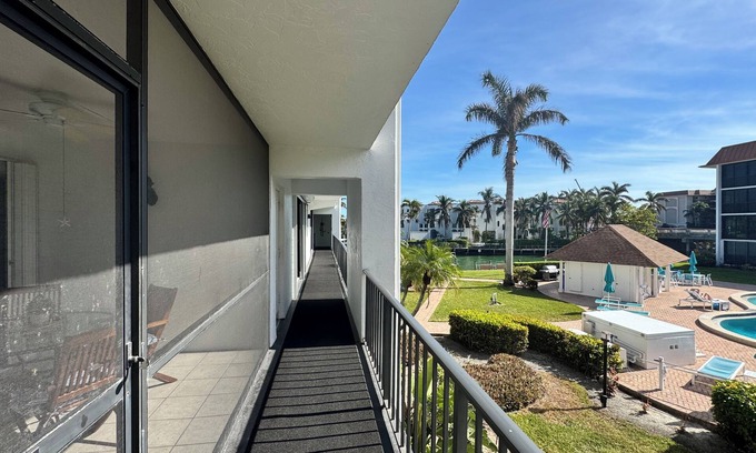 Moorings Condo | Sunny Moorings Bay condo - Across from beach in Naples FL