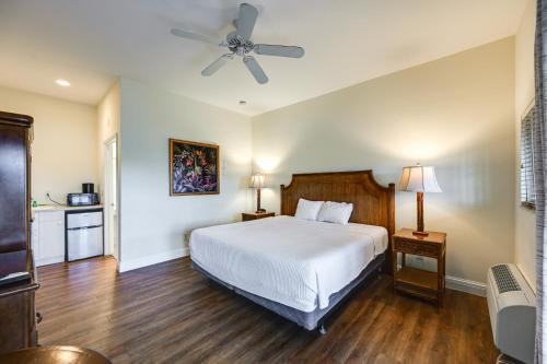 Naples Apartment | Sunny Naples Escape with Heated Community Pool!
