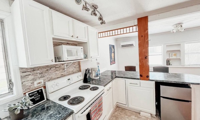 Old Southeast House | Sunny Private Apartment in Downtown St. Petersburg