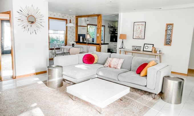 Dawson House | Sunny, quiet. 2bd/2ba + home office + separate studio. Perfect for creatives!